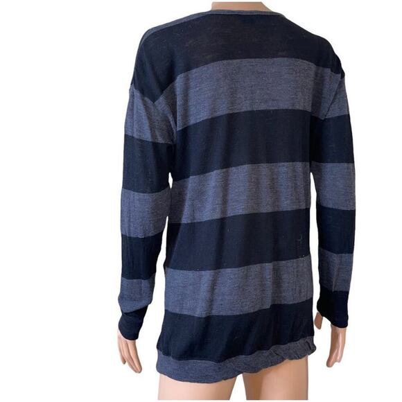 Theory brand lightweight long sleeve gray & black with side button details SZ M - Picture 3 of 8